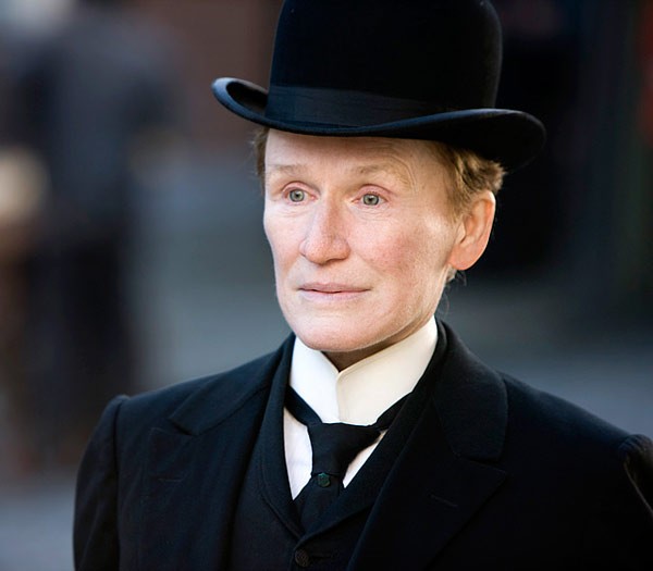 Glenn Close trong phim "Albert Nobbs". Nữ diễn viên 64 tuổi từng 6 lần được đề cử Oscar nhưng chưa lần nào có duyên đoạt tượng vàng danh giá. (Đề cử nữ diễn viên chính xuất sắc nhất)